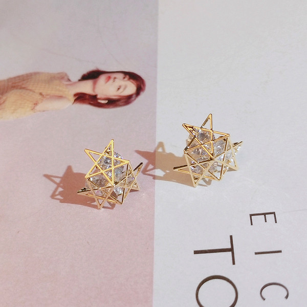 Moderni sieviešu auskari ar trīs zvaigznēm