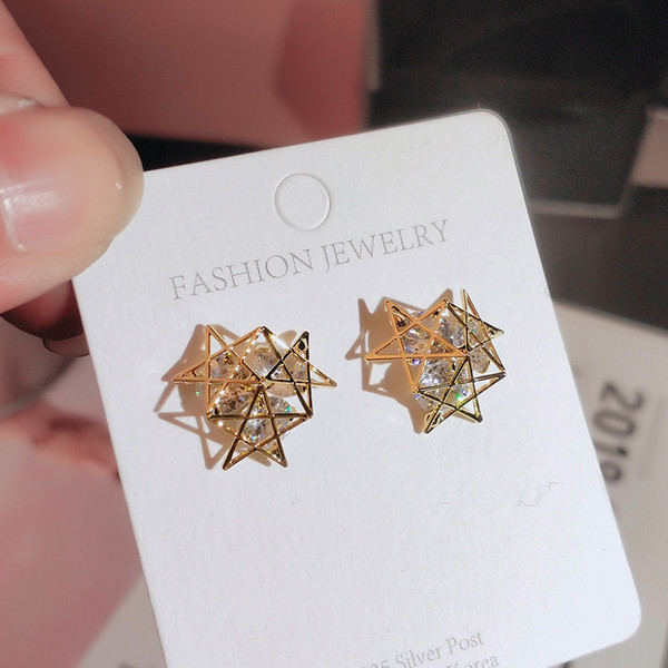 Moderni sieviešu auskari ar trīs zvaigznēm