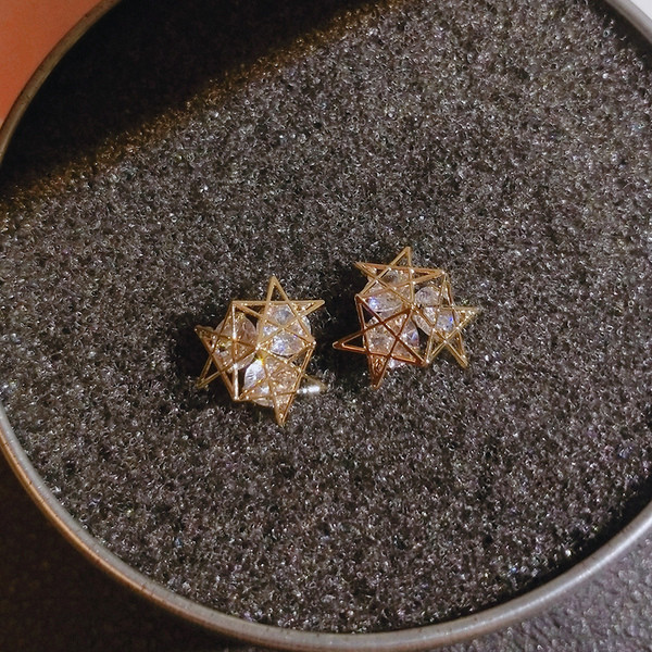 Moderni sieviešu auskari ar trīs zvaigznēm