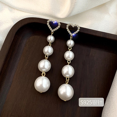 Pikad naiste südamete ja pärlitega kõrvarõngad