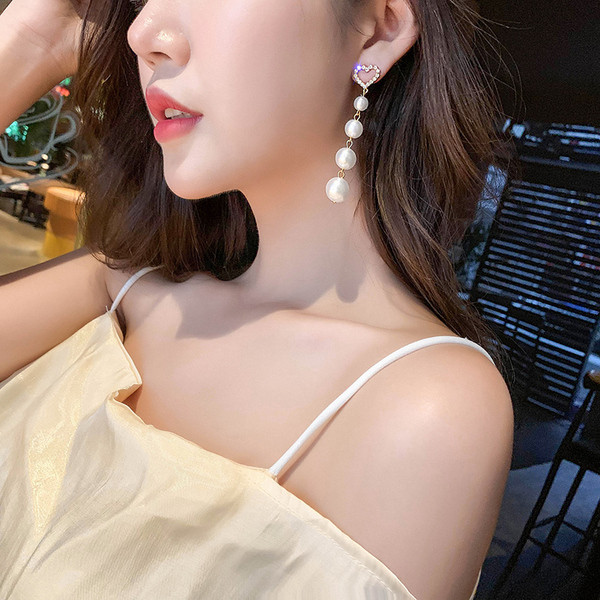 Pikad naiste südamete ja pärlitega kõrvarõngad