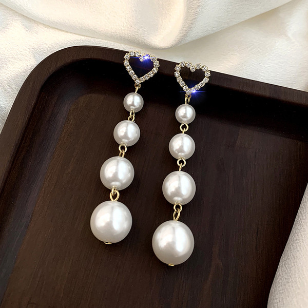 Pikad naiste südamete ja pärlitega kõrvarõngad