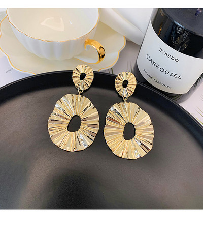 Aktuāli metāla sieviešu auskari apaļā formā