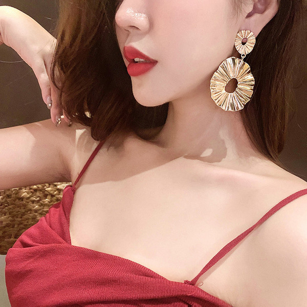 Aktuāli metāla sieviešu auskari apaļā formā