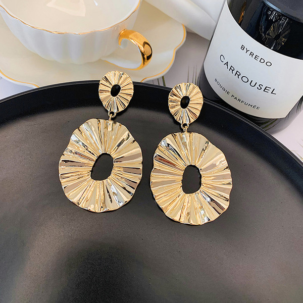 Aktuāli metāla sieviešu auskari apaļā formā