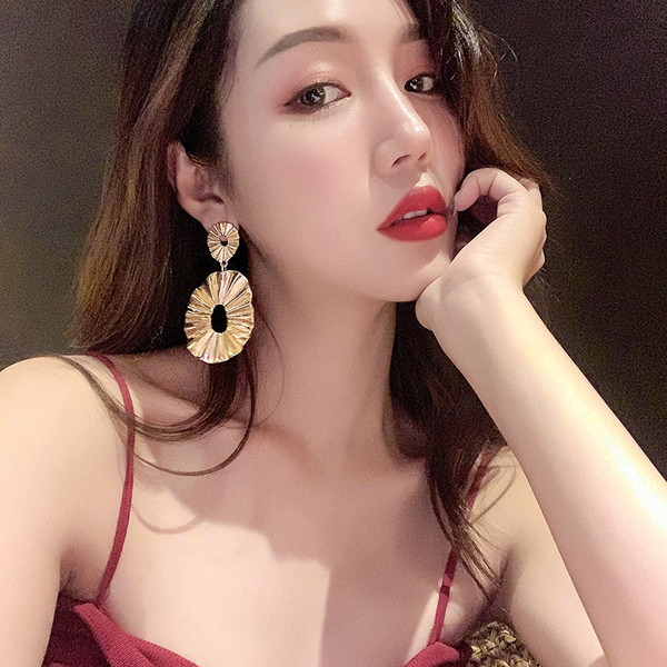 Aktuāli metāla sieviešu auskari apaļā formā