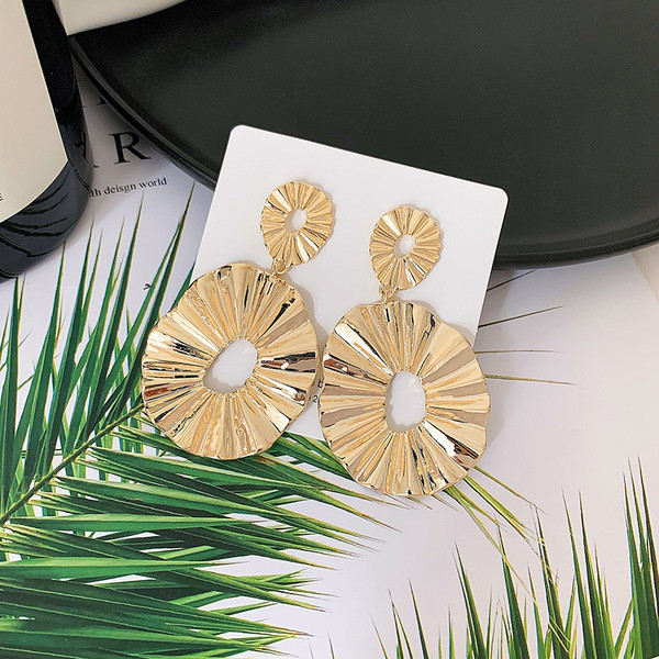 Aktuāli metāla sieviešu auskari apaļā formā