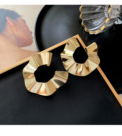 Νέο μοντέλο κομψά γυναικεία σκουλαρίκια σε χρυσό χρώμα