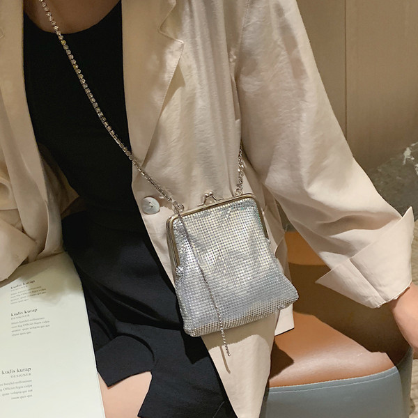 Eleganta sieviešu soma ar metāla elementiem un garu rokturi