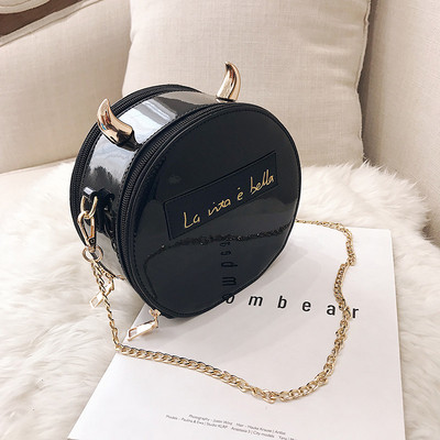 Γυναικεία έκο δερμάτινη τσάντα  σε στρογγυλό σχήμα με επιγραφή