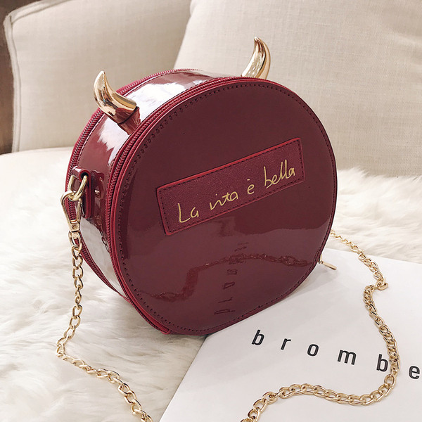 Γυναικεία έκο δερμάτινη τσάντα  σε στρογγυλό σχήμα με επιγραφή