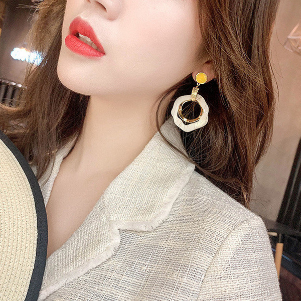 Modern női fülbevaló kerek formában