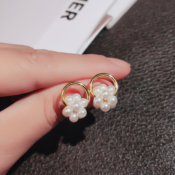 Elegantsed väikesed pärlitega naiste kõrvarõngad