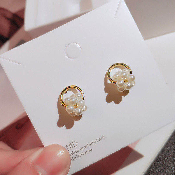 Elegantsed väikesed pärlitega naiste kõrvarõngad