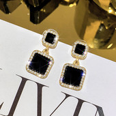 Melni sieviešu auskari kvadrāta formā ar akmeņiem