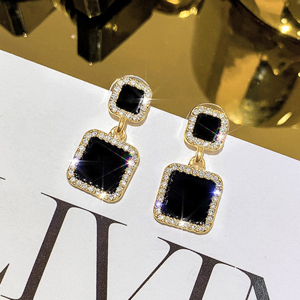 Melni sieviešu auskari kvadrāta formā ar akmeņiem