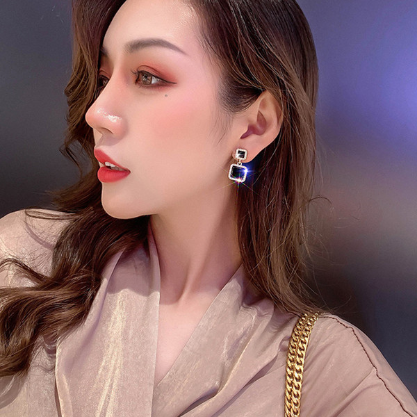 Melni sieviešu auskari kvadrāta formā ar akmeņiem