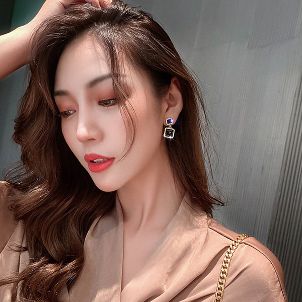 Melni sieviešu auskari kvadrāta formā ar akmeņiem