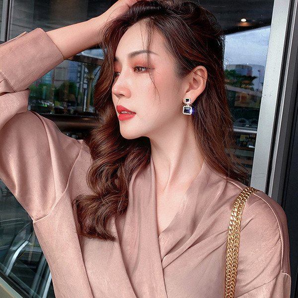 Melni sieviešu auskari kvadrāta formā ar akmeņiem