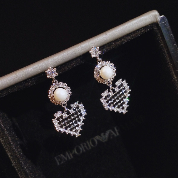 Moodsad naiste kõrvarõngad pärlite ja südameripatsiga