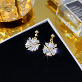 Stilīgi mazi auskari ar kvadrātveida formu