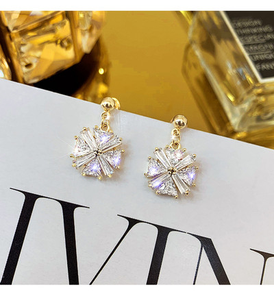 Stilīgi mazi auskari ar kvadrātveida formu