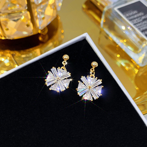 Stilīgi mazi auskari ar kvadrātveida formu