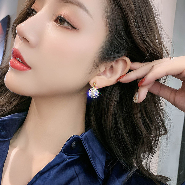 Stilīgi mazi auskari ar kvadrātveida formu