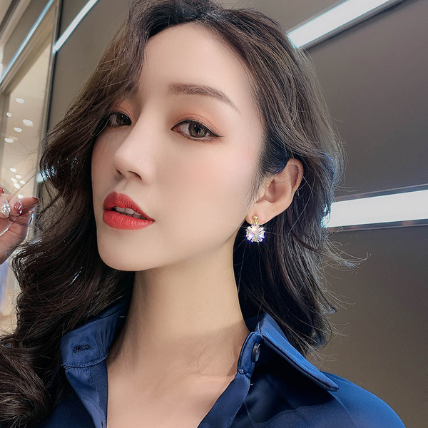 Stilīgi mazi auskari ar kvadrātveida formu