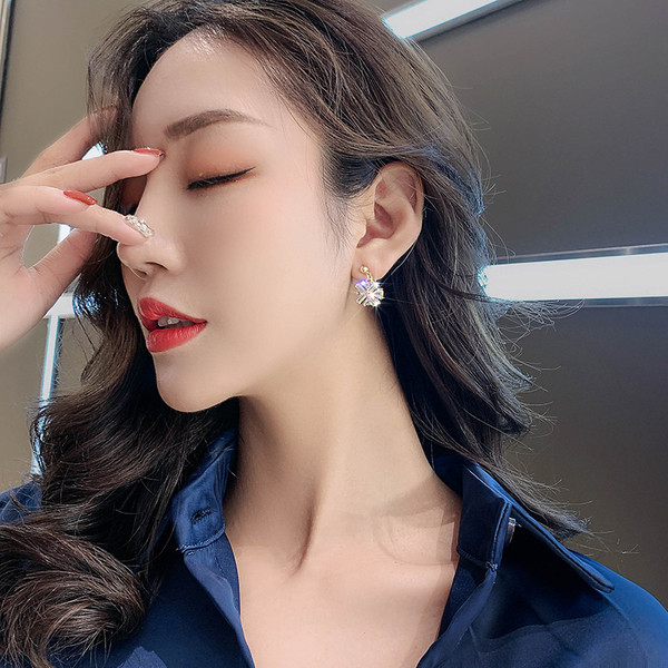 Stilīgi mazi auskari ar kvadrātveida formu