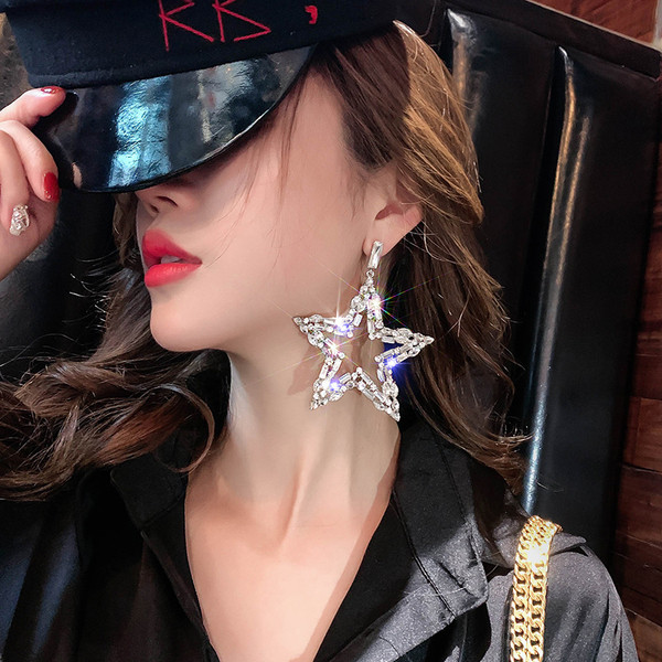 Vienvietīgs sieviešu auskars ar zvaigžņveida akmeņiem