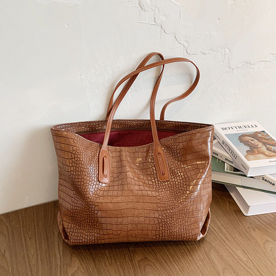 Ikdienas sieviešu somas plats modelis plecam