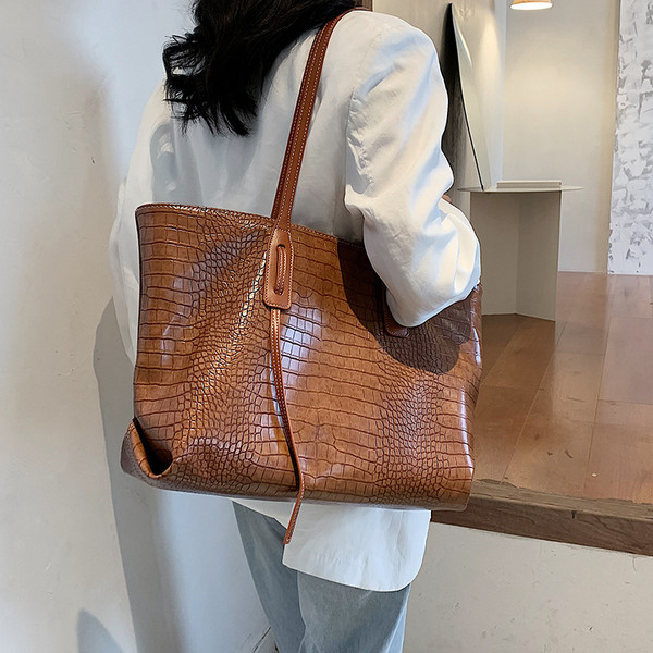 Ikdienas sieviešu somas plats modelis plecam