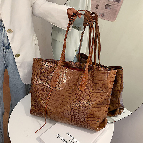 Ikdienas sieviešu somas plats modelis plecam