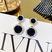 Stiilsed mustad kivikestega ümara kujuga kõrvarõngad