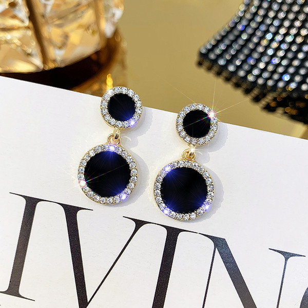 Stiilsed mustad kivikestega ümara kujuga kõrvarõngad