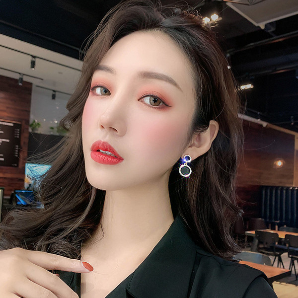 Stiilsed mustad kivikestega ümara kujuga kõrvarõngad