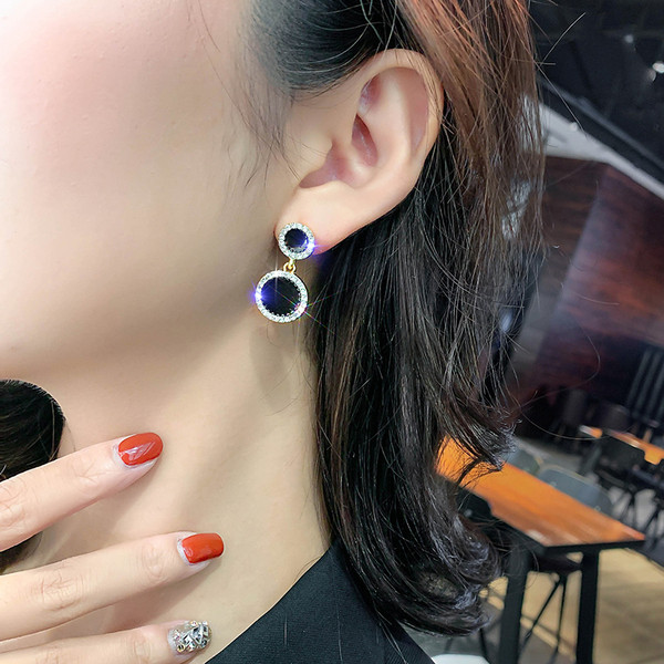 Stiilsed mustad kivikestega ümara kujuga kõrvarõngad