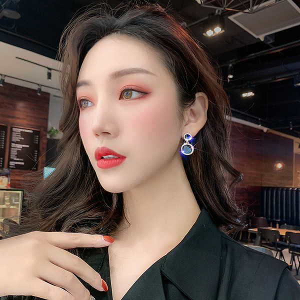 Stiilsed mustad kivikestega ümara kujuga kõrvarõngad