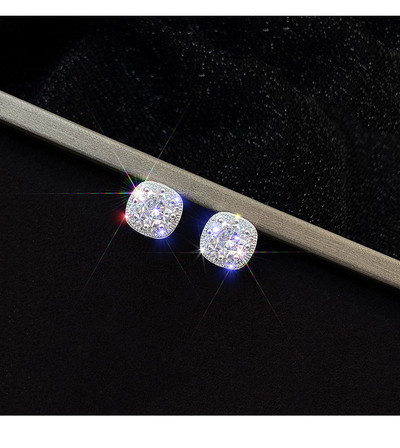 Väikesed naiste kividega kõrvarõngad