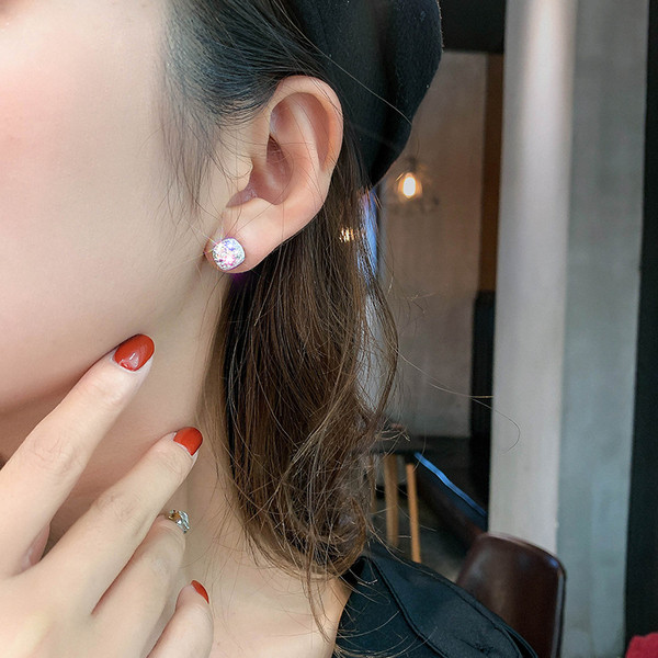 Väikesed naiste kividega kõrvarõngad