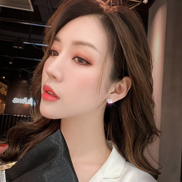 Väikesed naiste kividega kõrvarõngad