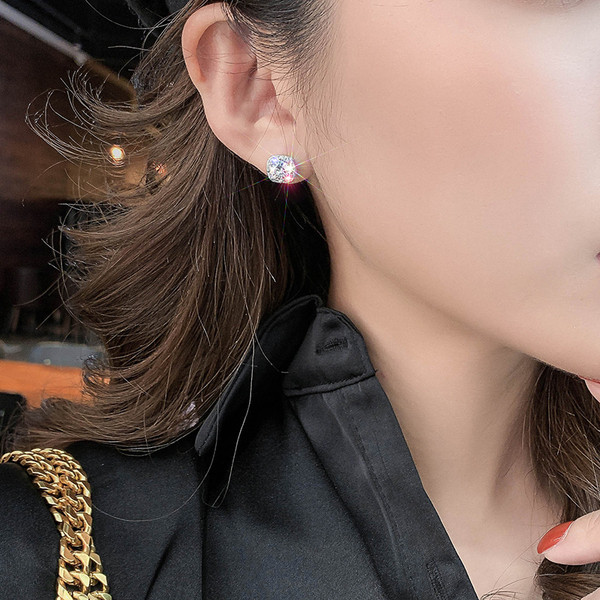 Väikesed naiste kividega kõrvarõngad