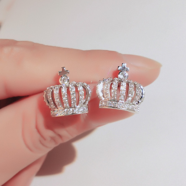 Mūsdienīgi sieviešu auskari kroņa formā