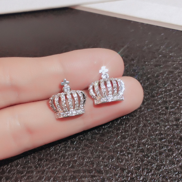 Mūsdienīgi sieviešu auskari kroņa formā