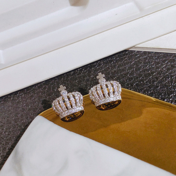 Mūsdienīgi sieviešu auskari kroņa formā