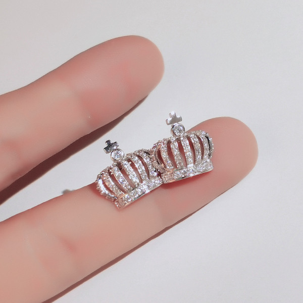 Mūsdienīgi sieviešu auskari kroņa formā