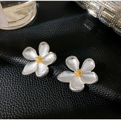 Praegused naiste lillekujulised kõrvarõngad