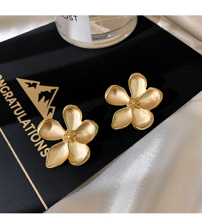 Praegused naiste lillekujulised kõrvarõngad