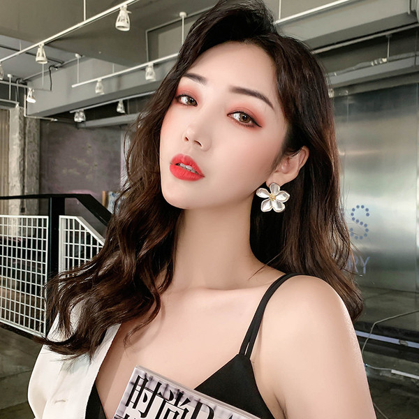 Praegused naiste lillekujulised kõrvarõngad